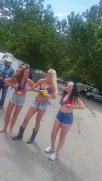 3 Girls Flashing