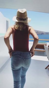 Mooning Her Fans