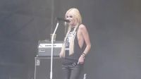 Taylor Momsen Flashes The Crowd