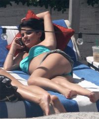 Selena Gomez – Legs Spread.